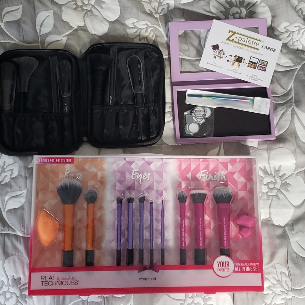 Makeup brushes & customizable makeup palette